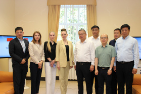 Meeting with a Qingdao delegation