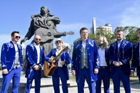 Удзельнікі ансамбля «Песняры» ўсклалі кветкі да помніка Уладзіміра Мулявіна ў Екацярынбурзе